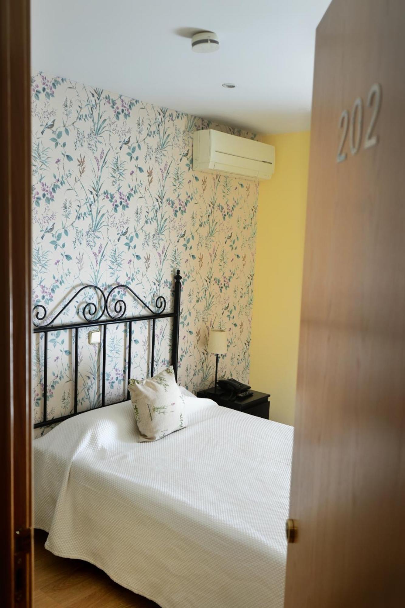Hostal Mainz Piedralaves Buitenkant foto