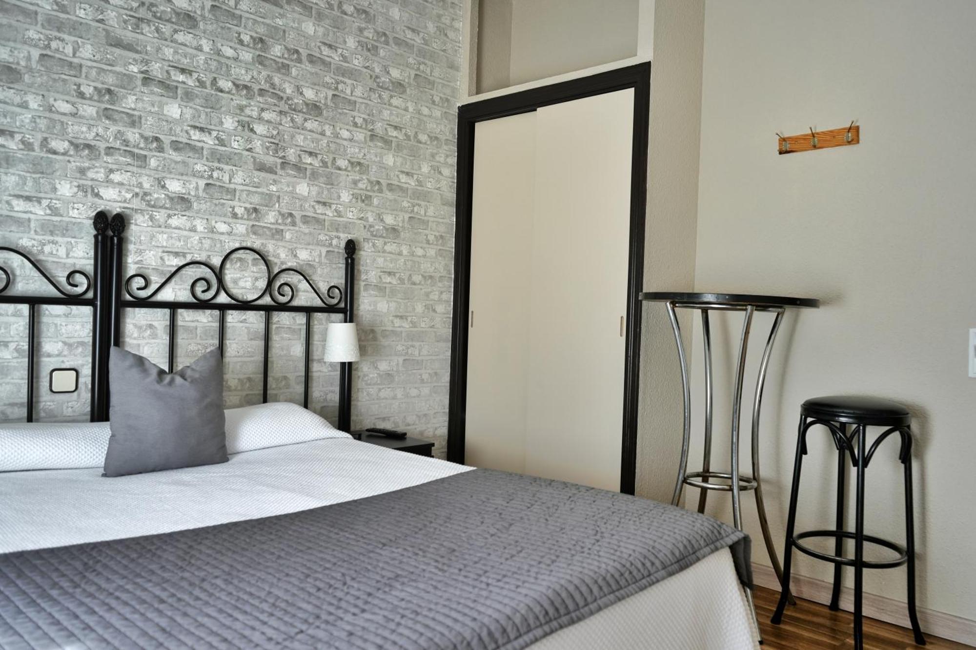Hostal Mainz Piedralaves Buitenkant foto