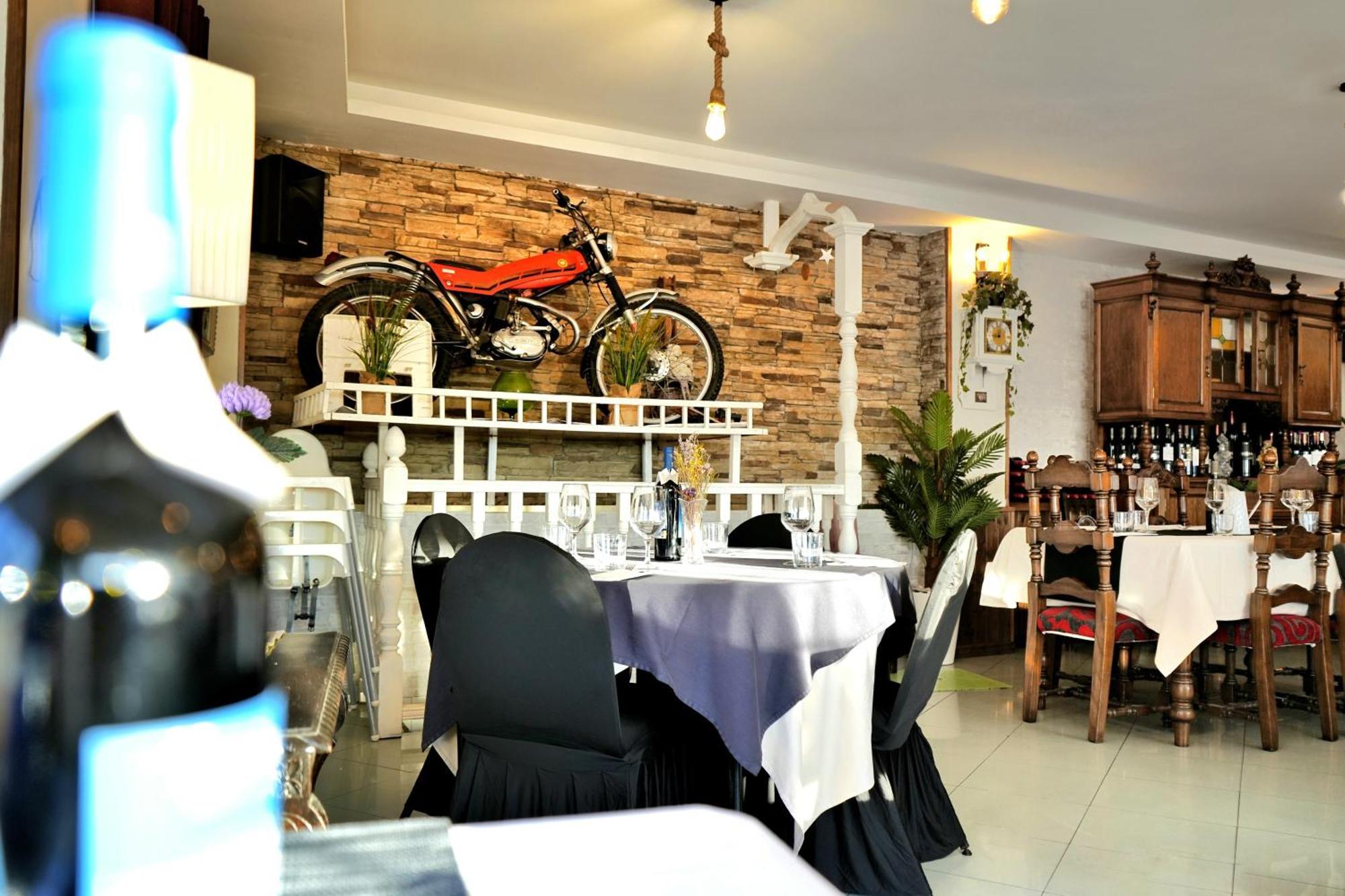 Hostal Mainz Piedralaves Buitenkant foto