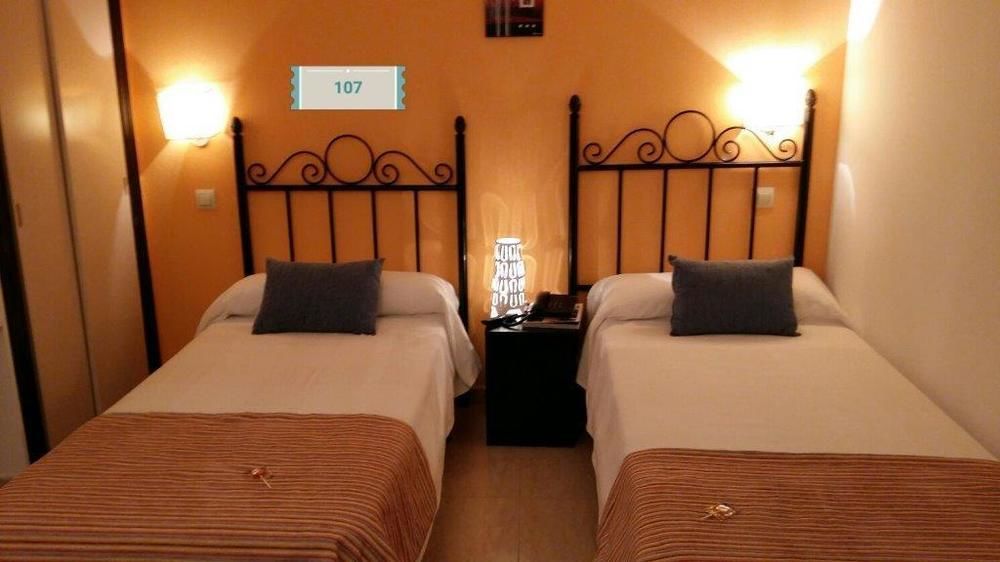 Hostal Mainz Piedralaves Buitenkant foto
