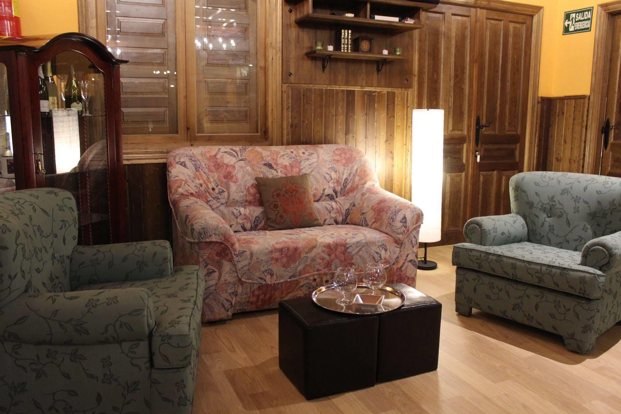 Hostal Mainz Piedralaves Buitenkant foto
