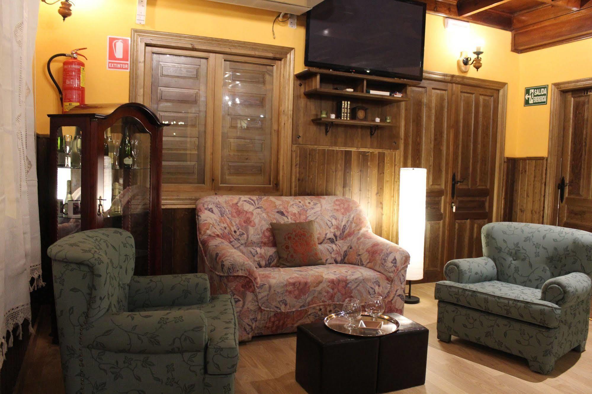 Hostal Mainz Piedralaves Buitenkant foto