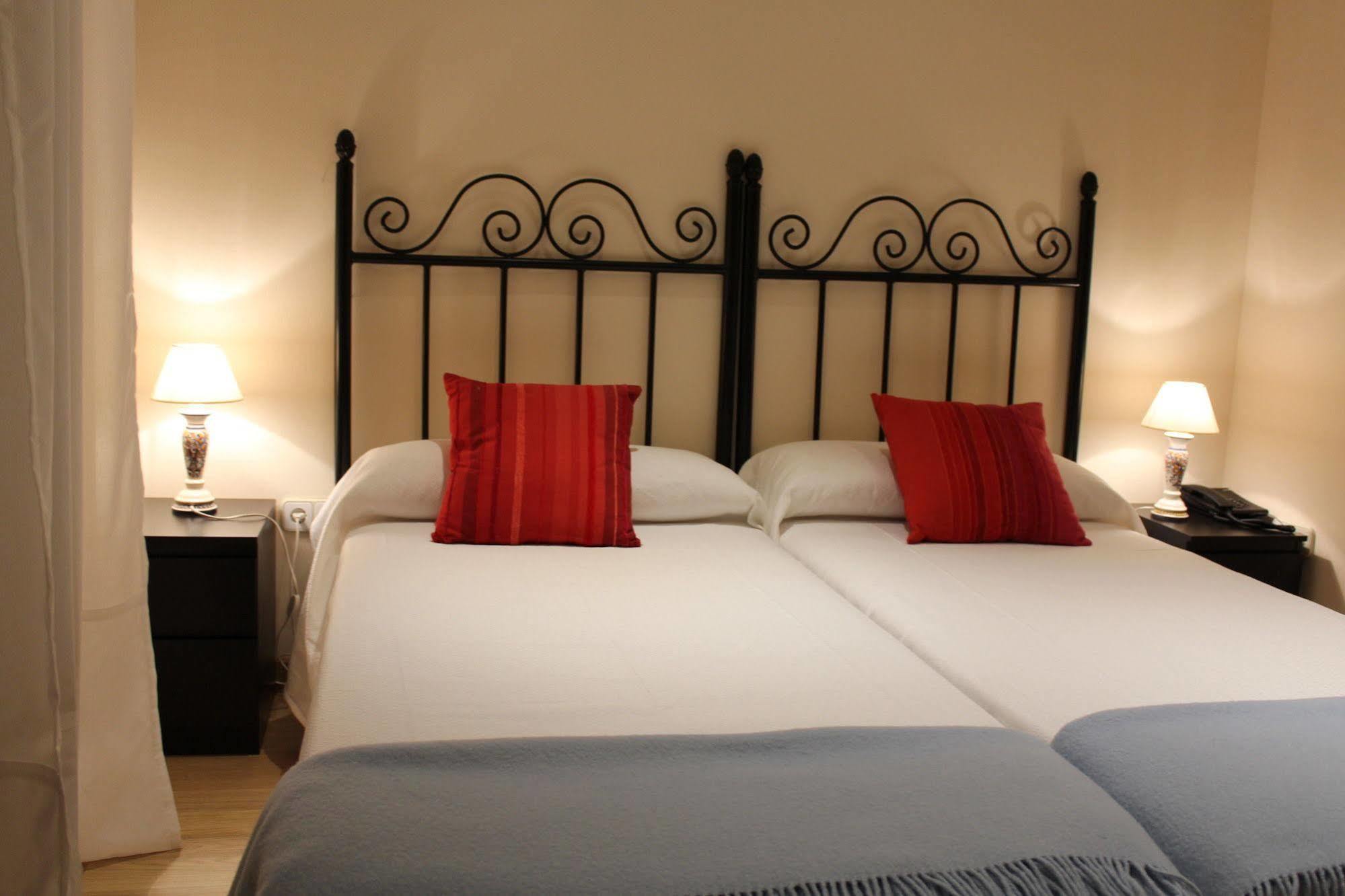 Hostal Mainz Piedralaves Buitenkant foto